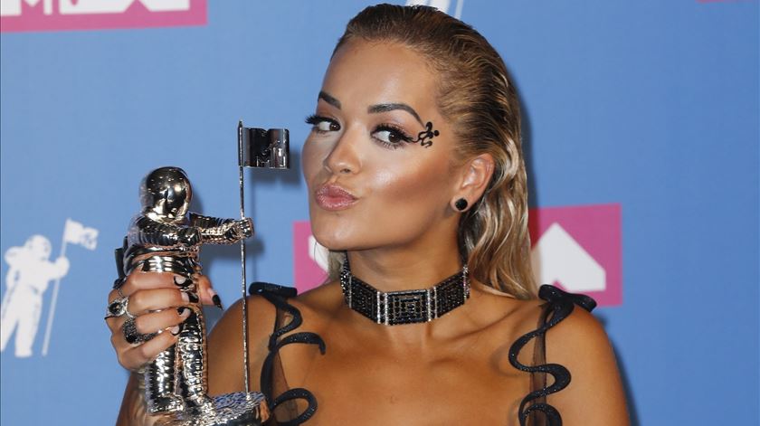 Rita Ora ganhou o prémio para Melhor Vídeo de Dança. Foto: Jason Szenes/ EPA