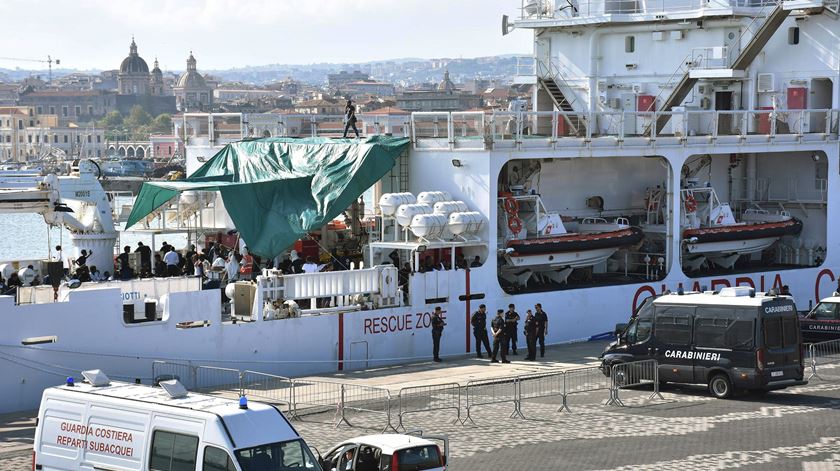 Navio aguarda ordem para desembarcar migrantes em Catania. Foto: Orietta Scardino/EPA