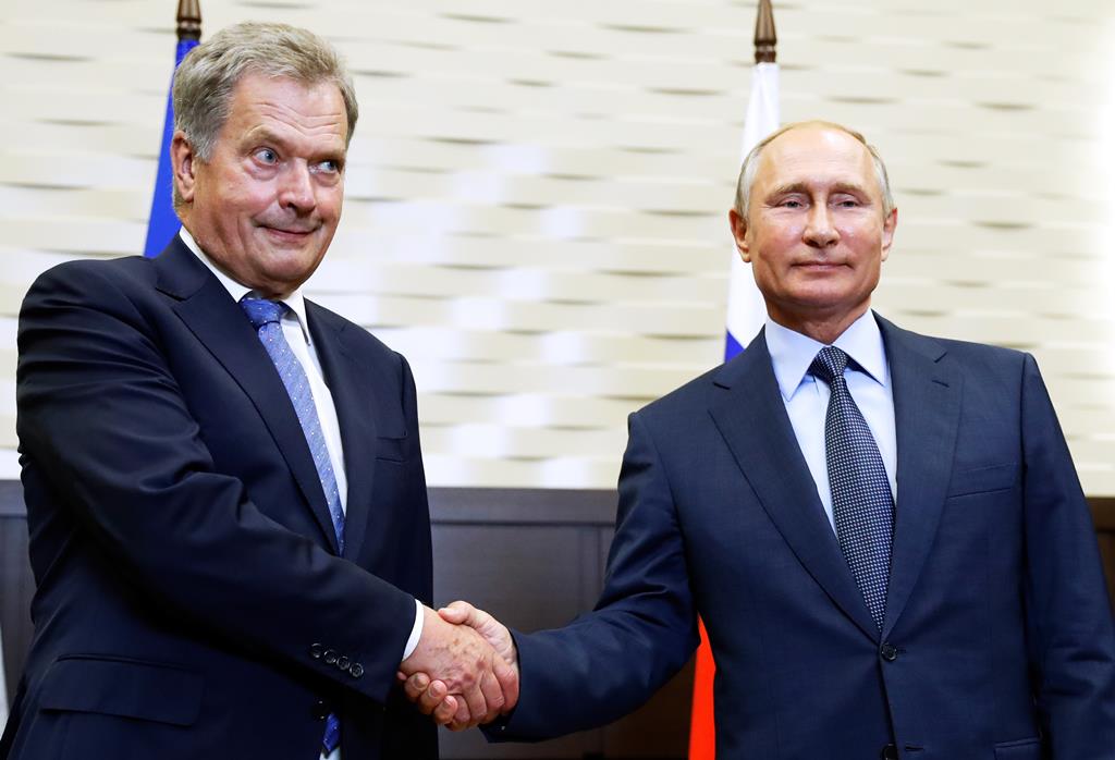 Sauli Niinisto e Vladimir Putin: aperto de mãos em 2018. Foto: Pavel Golovkin/EPA