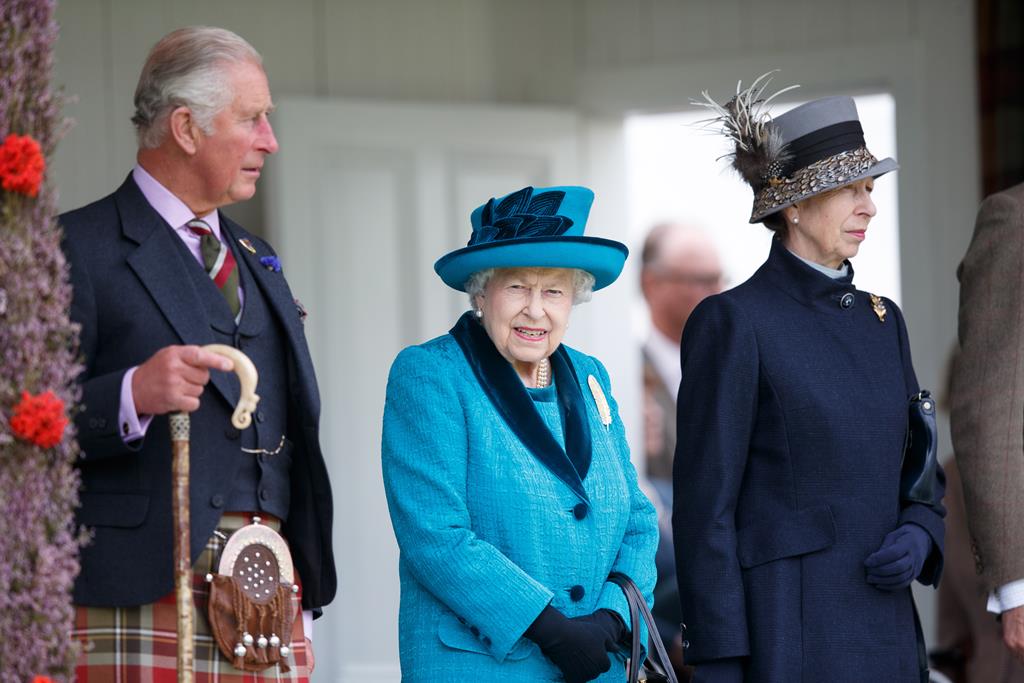 Rainha Isabel II, com os filhos príncipe Carlos e princesa Ana, em Braemar, Escócia, em setembro de 2018. Foto: Robert Perry/EPA