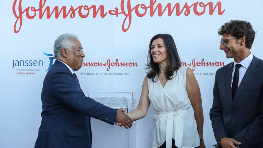 António Costa visitou a filial portuguesa da Janssen, companhia farmacêutica do Grupo Johnson & Johnson Foto: Miguel A. Lopes/Lusa
