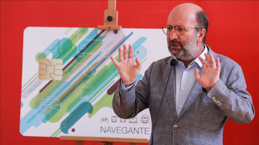 Ministro do Ambiente na apresentação dos novos passes Navegante. Foto: Miguel A. Lopes/Lusa