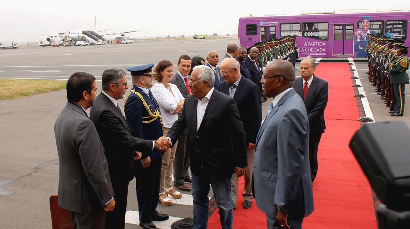 Costa acompanhado pelo ministro dos Negócios Estrangeiros e pelo ministro das Relações Exterior de Angola, Manuel Augusto. Foto: Ampe Rogério/ Lusa
