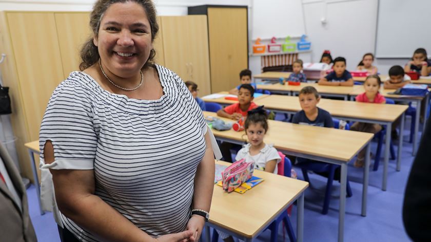 A secretária de Estado da Educação marcou o arranque de mais um ano letivo na Escola Básica nº 1 de Vialonga. Foto: Miguel A. Lopes/Lusa