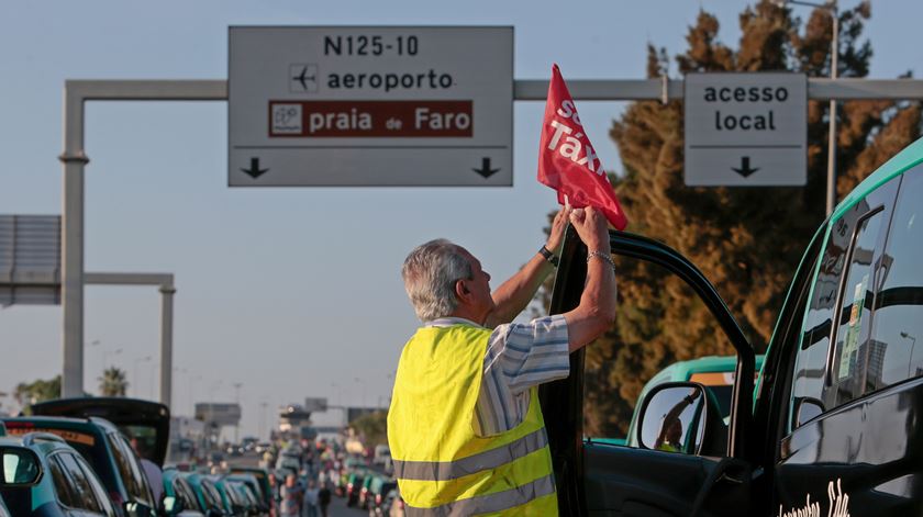 Imagem do protesto de taxistas em Faro. Foto: Filipe Farinha/Lusa
