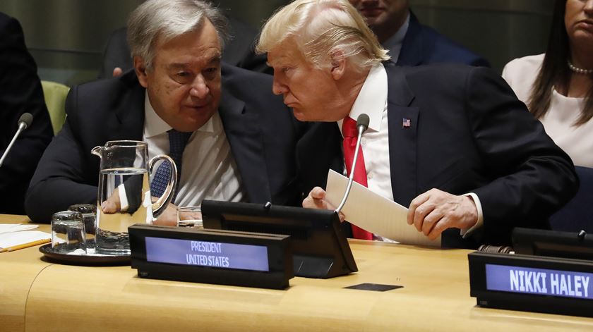 Donald Trump com António Guterres, durante os trabalhos da Assembleia-Geral anual da ONU. Foto: Jason Szenes/EPA