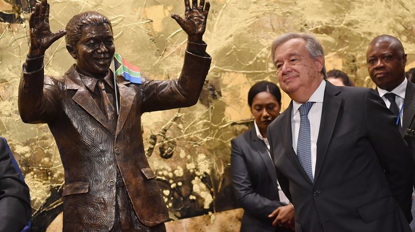 António Guterres junto à estátua de Nelson Mandela, nas Nações Unidas. Foto: Angela Weiss/EPA