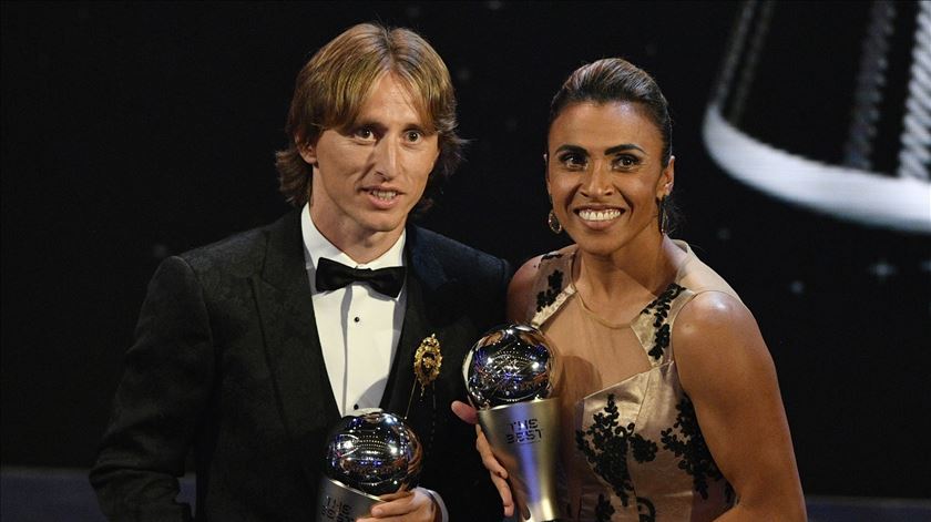 Luka Modric e Marta são os melhores do ano para a FIFA. Foto: Neil Hall/EPA
