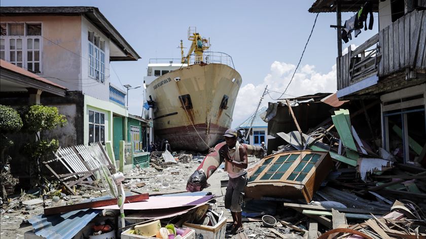 Sismo, seguido de tsunami, causou mais de 1400 mortos. Foto: Mast Irham/EPA