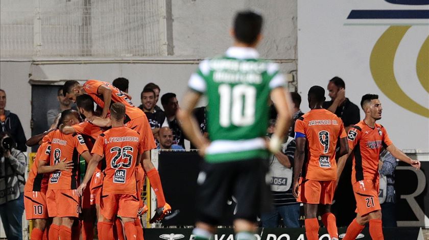 Montero observa os festejos de um dos quatro golos do Portimonense. Foto: Filipe Farinha/Lusa