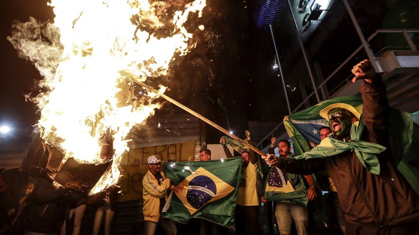 Em São Paulo, vários apoiantes de Bolsonaro saíram à rua em protesto contra o voto eletrónico. Foto: Sebastião Moreira/EPA