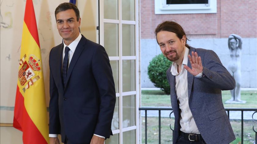 Pedro Sanchez e Pablo Iglesias assinaram um acordo para o OE 2019 Foto: Zipi/EPA