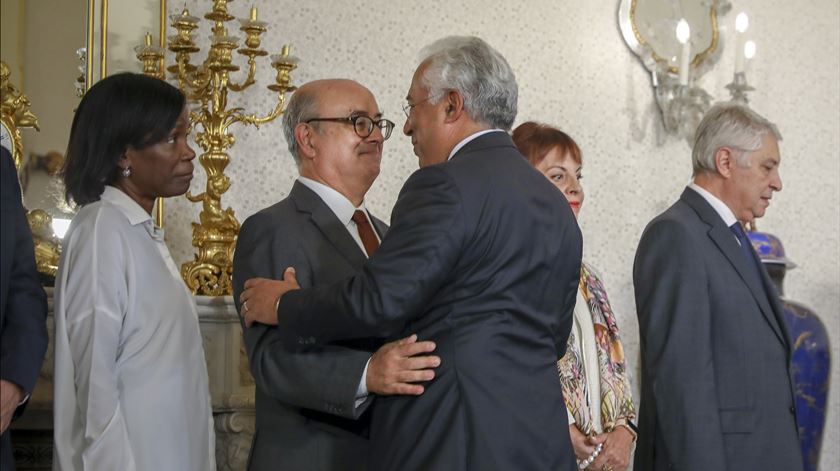 Azeredo Lopes e António Costa abraçam-se, esta sexta-fiera, na tomada de posse da PGR. Pouco depois, era conhecida a demissão do ministro.Foto: José Sena Goulão/Lusa