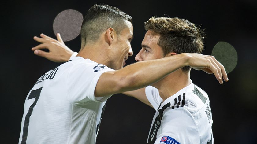 Ronaldo e Dybala em sintonia. Foto: Peter Powell/EPA