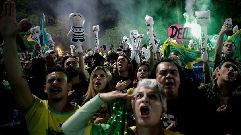 Festejos em São Paulo de apoiantes de Bolsonaro. Foto: Fernando Bizerra/EPA