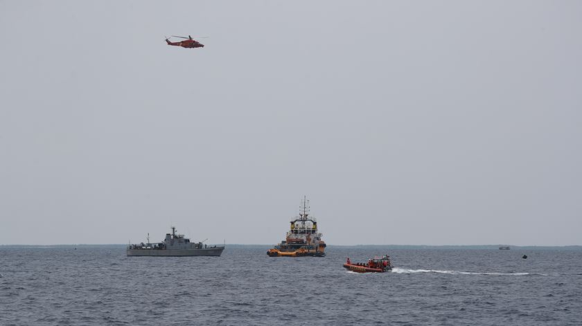 As buscas continuam no mar de Java. Foto: Bagus Indahono/EPA