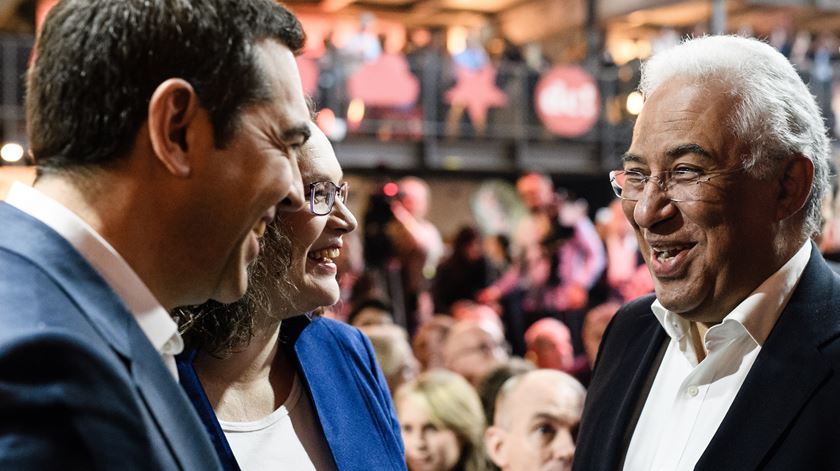 António Costa com Tsipras e Andrea Nahles. Foto: Clemens Bilan/EPA