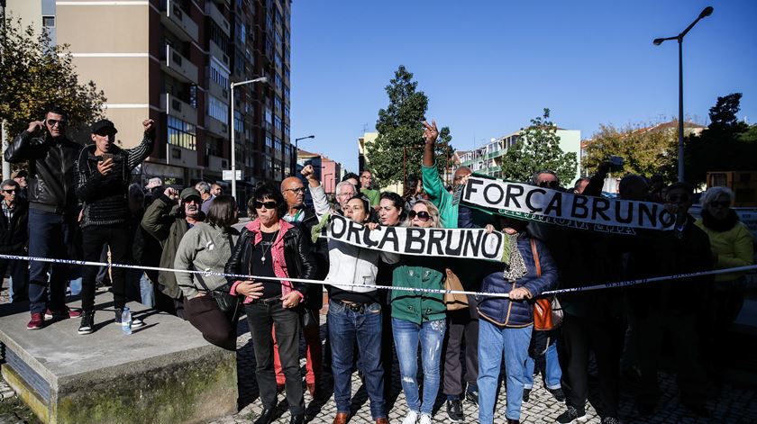 Apoiantes de Bruno de Carvalho junto ao tribunal do Barreiro. Provavelmente, voltarão ao local. Foto: Mário Cruz/Lusa