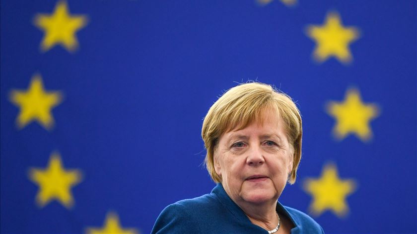 Dores de cabeça para a chanceler Angela Merkel. Foto: Patrick Seeger/EPA