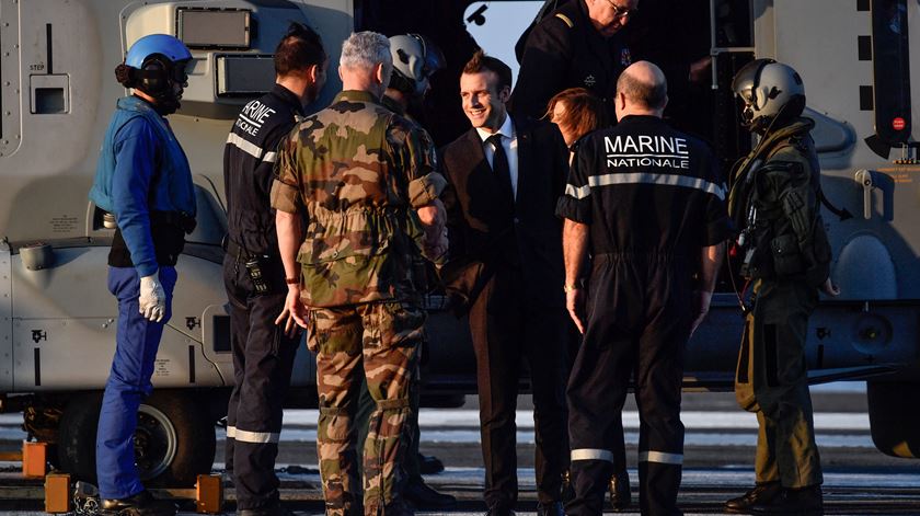 Macron passa a noite num porta-aviões. Foto: Christophe Simon/EPA