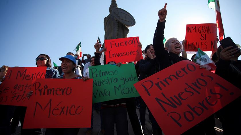 Manifestação contra caravana de migrantes em Tijuana, México. Foto: Maria de la Luz Ascencio/EPA