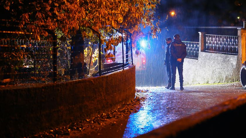 Polícia junto ao local da tragédia, na noite de domingo. Foto: Pedro Sarmento Costa/Lusa