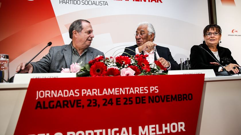 António Costa acompanhado por Carlos César e Isilda Gomes na abertura das jornadas parlamentares do grupo parlamentar em Portimão. Foto: Luís Forra/Lusa