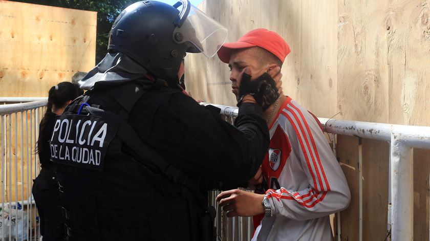 River Plate - Boca Juniors. Polícia com adepto. Foto: Juan Ignacio Rocoroni/EPA