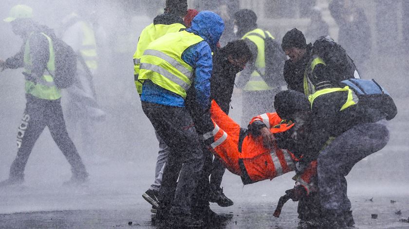 Confrontos em Paris já fizeram centenas de feridos desde que começaram os protestos dos "coletes amarelos". Foto: Yoan Valat/EPA