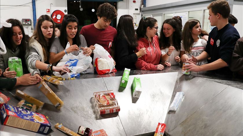 Jovens voluntários colaboram com o Banco Alimentar no armazém. Foto: Manuel Almeida/Lusa
