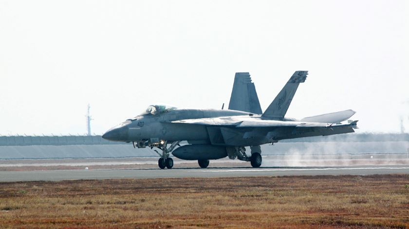O F/A-18 Hornet é um dos aparelhos envolvidos na colisão.  Foto: Jiji Press/ EPA