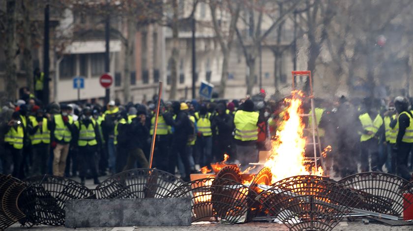 Protesto dos coletes amarelos em Paris vai ser replicado em Portugal. Foto: EPA