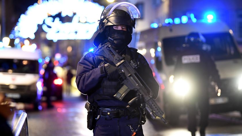 Centenas de polícias procuram suspeito na região de Estrasburgo. Foto: EPA