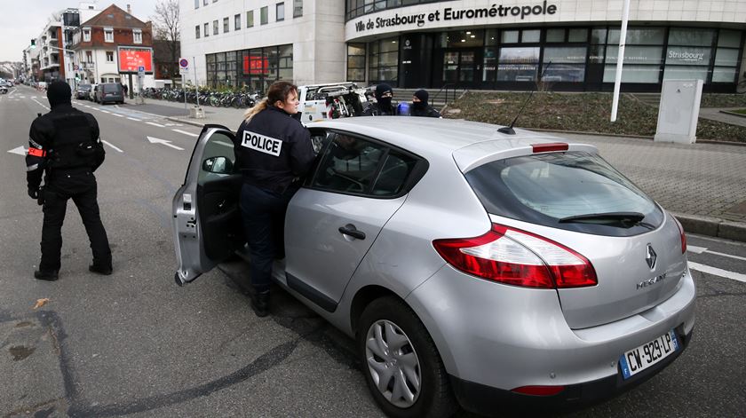 Operação policial no bairro de Neudorf, em Estrasburgo. Foto: Ronald Wittek/EPA