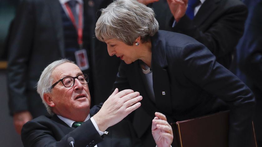 Jean-Claude Juncker e Theresa May Foto: Olivier Hoslet/EPA
