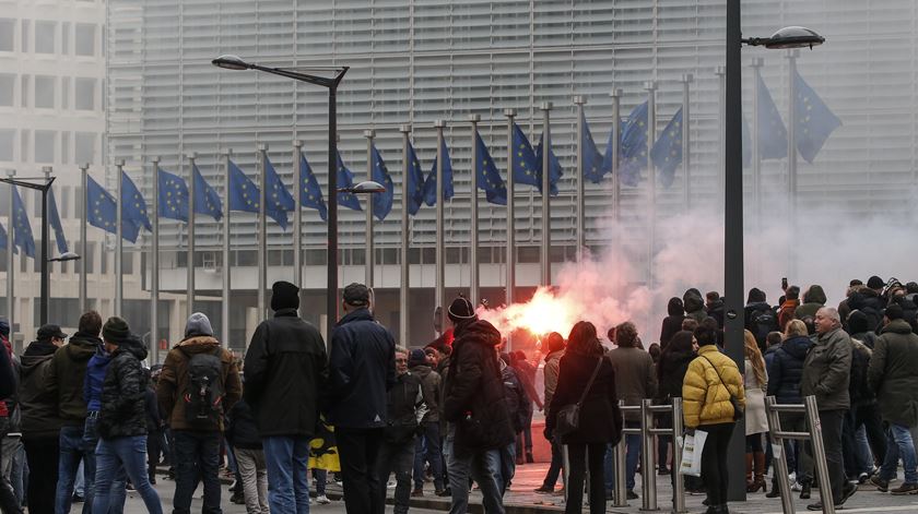 Protestos decorreram junto à sede da Comissão Europeia. Foto: Julien Warnand/EPA
