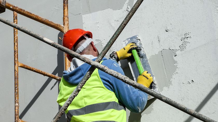 Construção civil é um dos setores que tem tido mais casos na região de Lisboa. Foto: EPA
