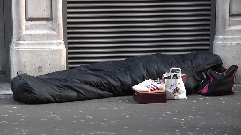 Problema dos sem-abrigo "não se resolve com soluções sociais nem sequer habitacionais". Foto: EPA
