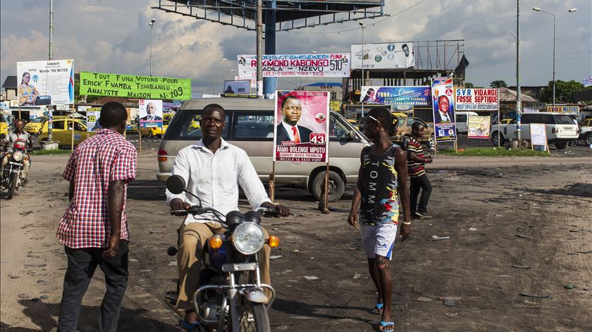 Eleições gerais na República Democrática do Congo, posters de campanha em Kinshasa, a capital. Foto: Stefan Kleinowitz/EPA