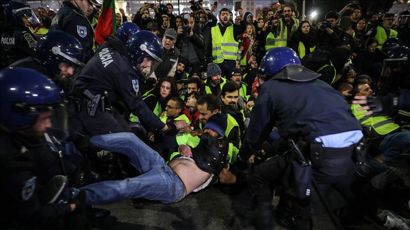 PSP retira manifestantes na zona do Marquês de Pombal. Foto: Miguel A. Lopes/Lusa