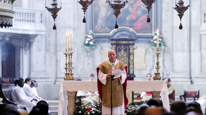 O Cardeal Patriarca de Lisboa, Manuel Clemente, preside à missa do dia de Natal. Foto: Tiago Petinga/Lusa