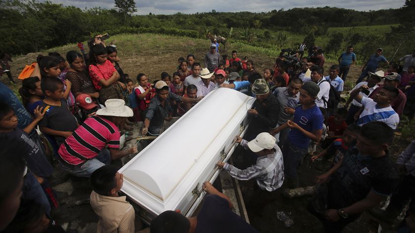 O corpo de Jakelin Caal, a menina de oito anos que morreu no início do ano, foi devolvido à remota aldeia da sua família na segunda-feira e foi enterrado no dia de Natal. Foto: Edwin Bercian/EPA