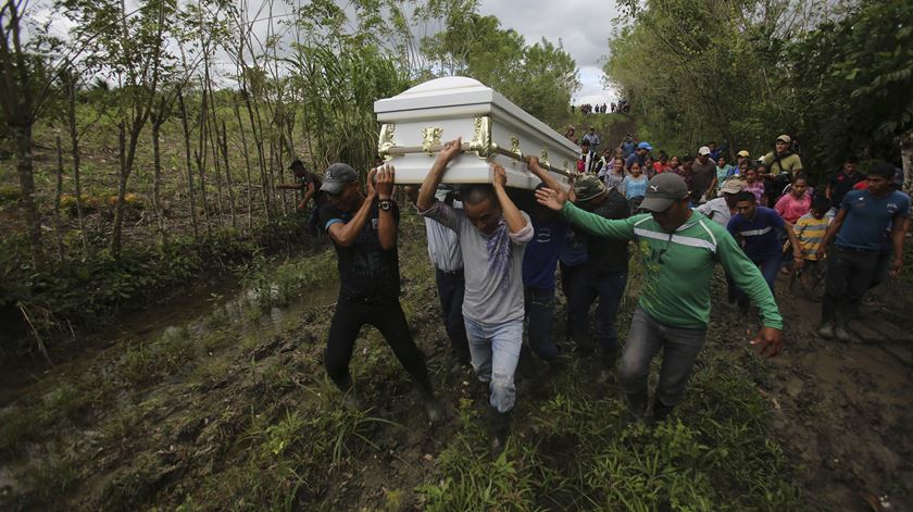 Funeral da primeira criança da Guatemala a morrer num centro de detenção nos EUA. Foto: Edwin Bercian/EPA