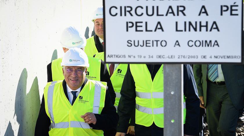 O primeiro-ministro inteirou-se dos planos para a modernização e eletrificação da Linha do Douro. Foto: Octávio Passos/Lusa
