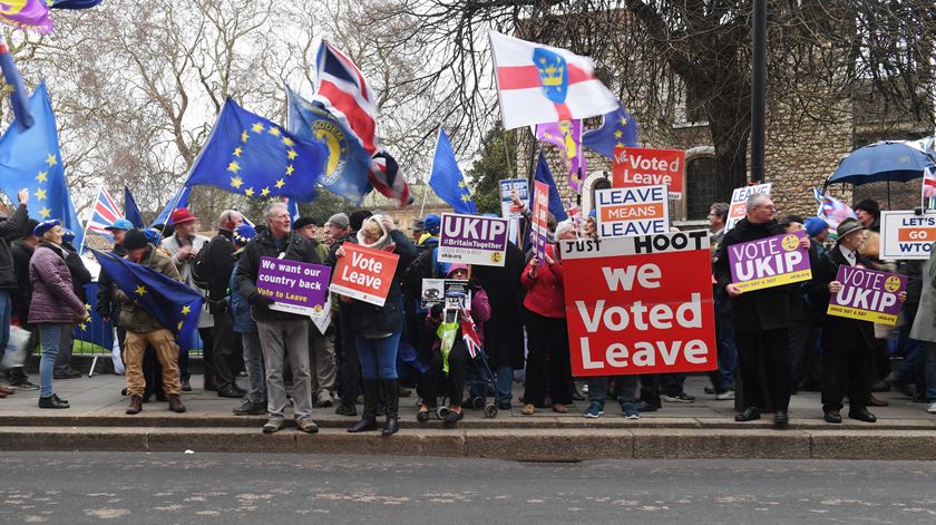 Protestos pró-Brexit frente ao Parlamento britânico em dia de votação do acordo de saída negociado por Theresa May com a UE. Foto: Facundo Arrizabalaga