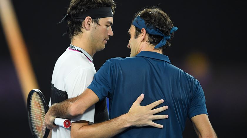 Fritz felicita Federer. Foto: Lukas Coch/EPA