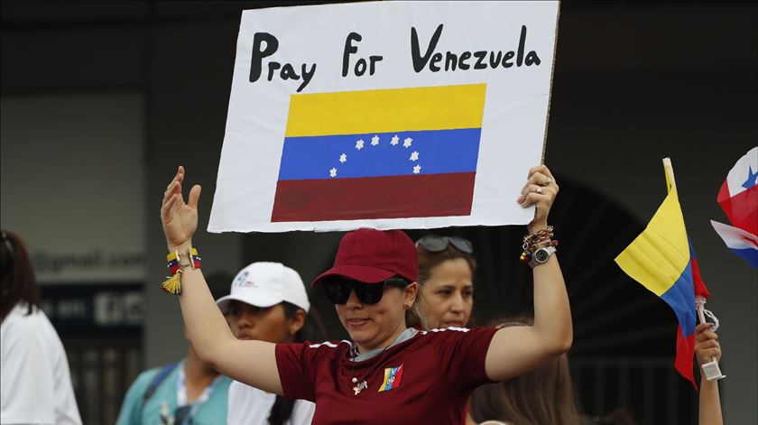 "Rezem pela Venezuela", pede uma peregrina nas ruas do Panamá. Foto: Esteban Biba/EPA