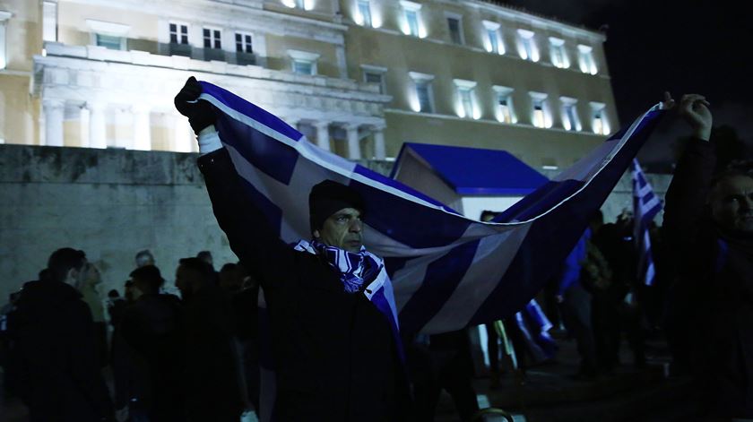 Muitos gregos discordam da decisão dos dois países. Foto: Orestis Panagiotou/EPA
