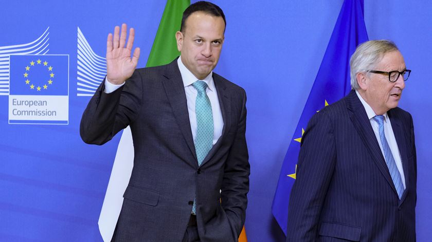 Leo Varadkar primeiro-ministro da Irlanda, e Jean-Claude Juncker, presidente da Comissão Europeia, reuniram-se esta semana em Bruxelas Foto: Olivier Hoslet/EPA