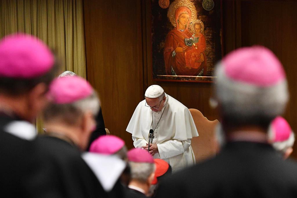 Papa Francisco reza durante a Cimeira sobre Abusos Sexuais, com os presidentes de todas as conferências episcopais do mundo, a 21 de fevereiro de 2019 Foto: Vicenzo Pinto/EPA